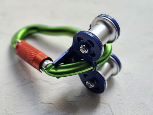  Ролик Treck V2 на карабине GURU Grass Twist Lock в Волгограде  